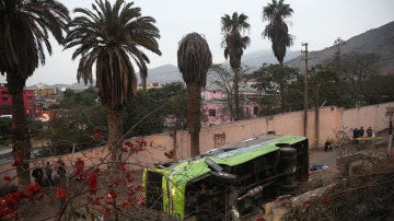  Mueren nueve personas tras caer un autobús turístico desde 40 metros de altura en el cerro San Cristóbal