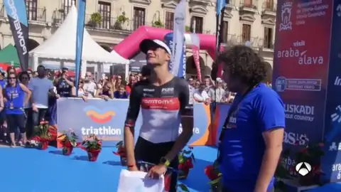 Rompe a llorar tras ganar el triatlón de Vitoria y enterarse al cruzar la meta de que ha sido padre Rompe a llorar tras ganar el triatlón de Vitoria y enterarse al cruzar la meta de que ha sido padre