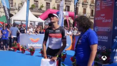 Rompe a llorar tras ganar el triatlón de Vitoria y enterarse al cruzar la meta de que ha sido padre