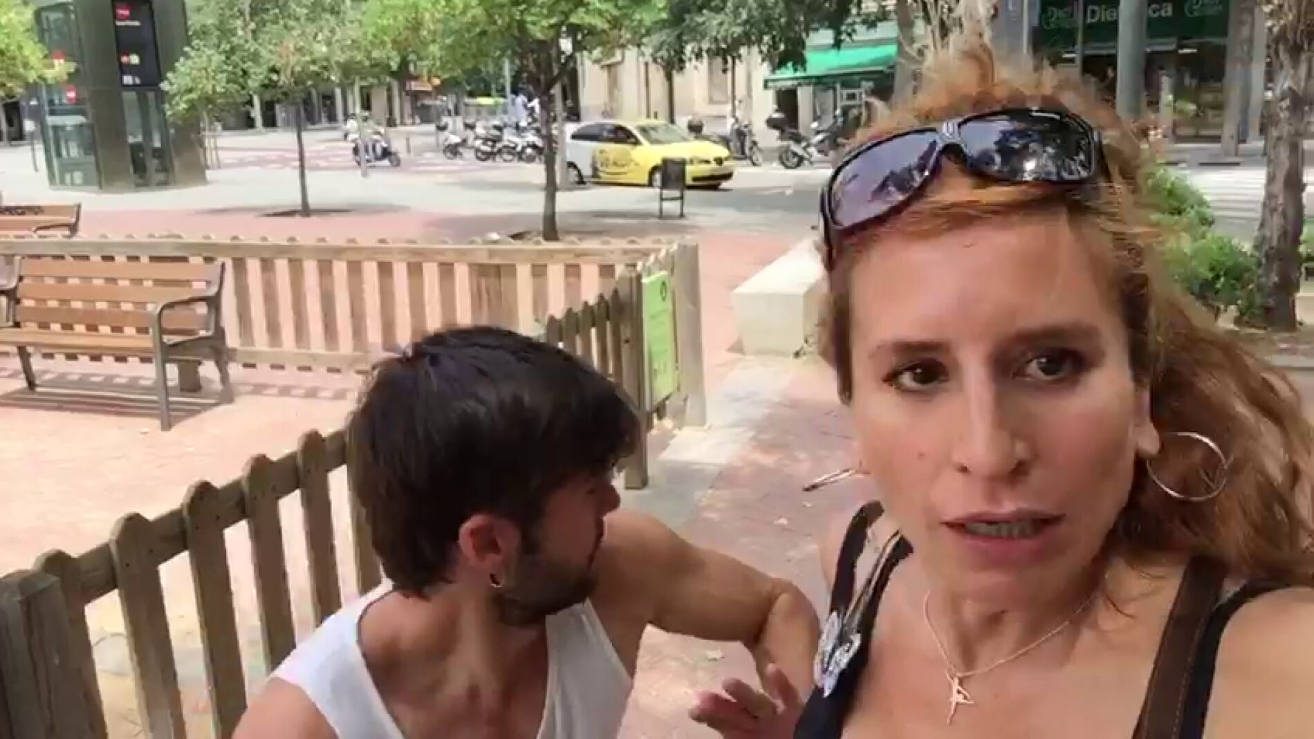 Marta Tomasa y Jordi Coll env&iacute;an un saludo con &iquest;su hijo en brazos?