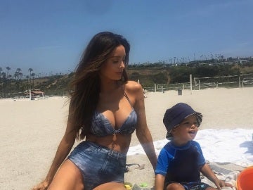 La modelo junto a su primer hijo