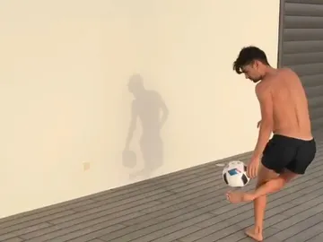 Enzo Zidane dando toques al balón Enzo Zidane dando toques al balón