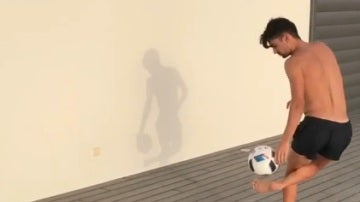 Enzo Zidane dando toques al balón