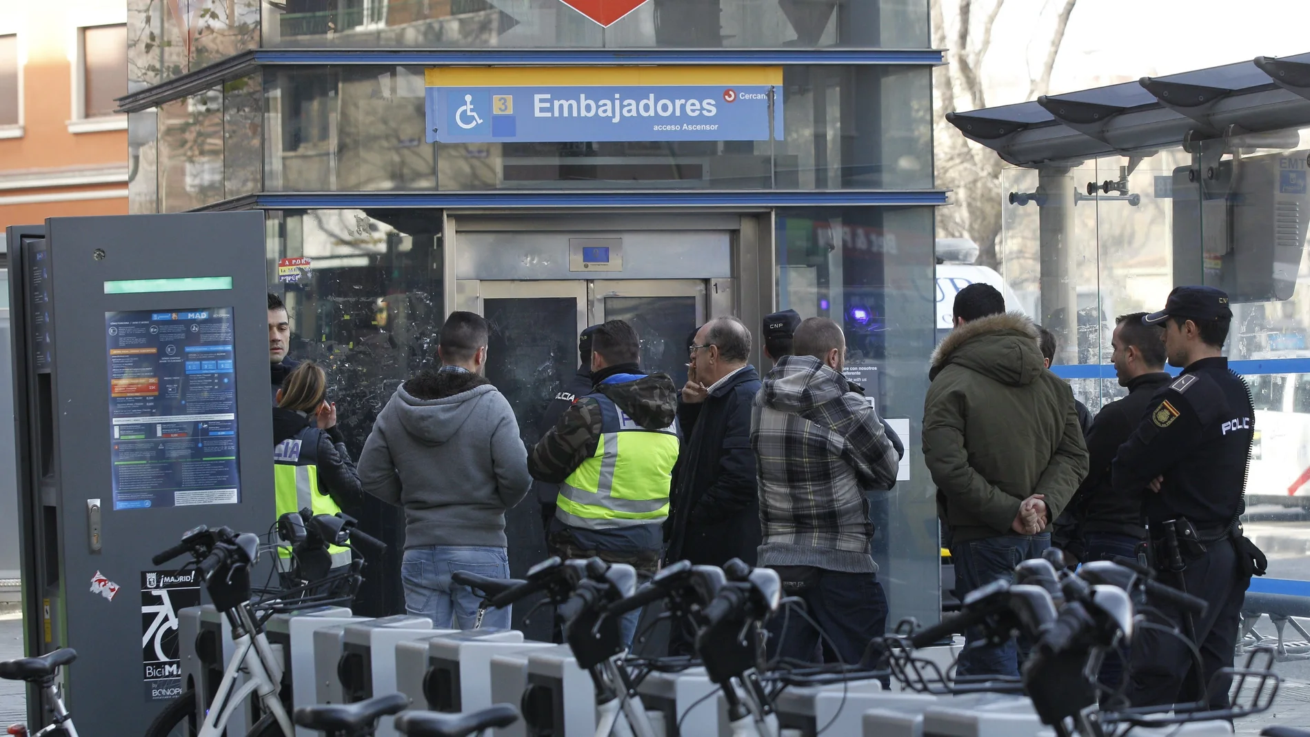 20 Años de cárcel al hombre que tiró a un policía a las vías del tren en 2015 20 Años de cárcel al hombre que tiró a un policía a las vías del tren en 2015