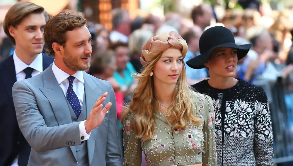 Los hermanos Casiraghi Andrea, Pierre junto a su esposa Beatrice Borromeo, y Carlota