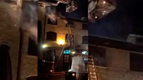 Incendio en el mercado Lock de Camden en Londres Incendio en el mercado Lock de Camden en Londres