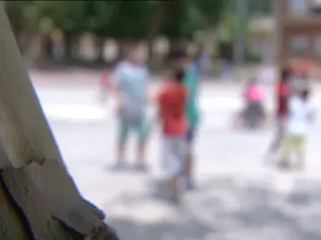 Imagen de varios niños jugando al aire libre en un campamento Imagen de varios niños jugando al aire libre en un campamento
