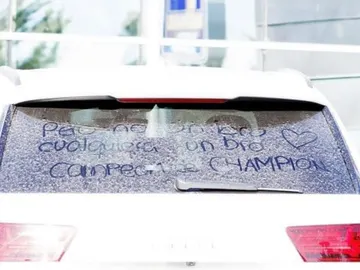 La luna del coche de Isco a su llegada a La Moraleja La luna del coche de Isco a su llegada a La Moraleja