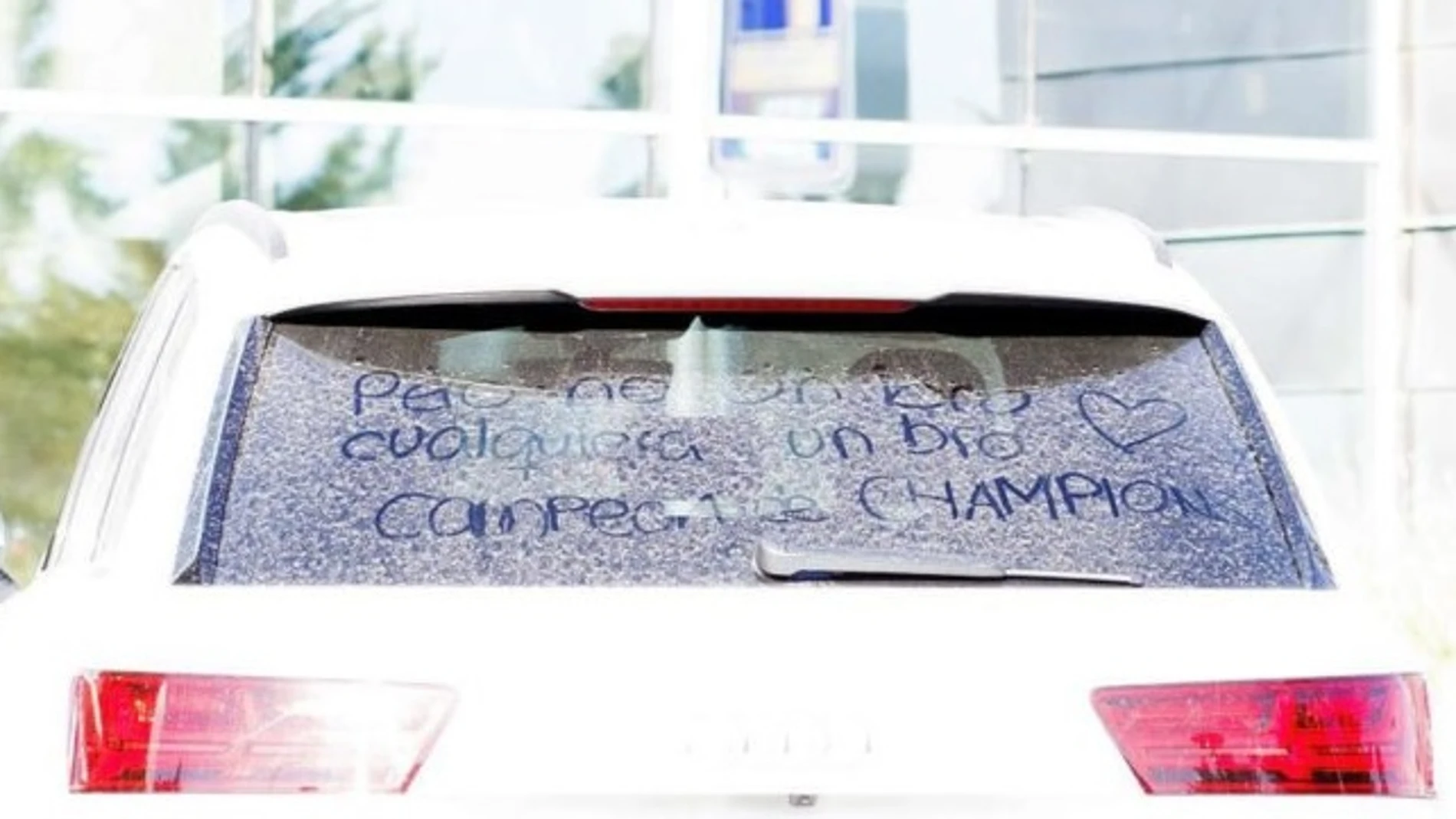 La luna del coche de Isco a su llegada a La Moraleja La luna del coche de Isco a su llegada a La Moraleja