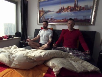 Rafa: “Es la primera vez que meto a un tío en calzoncillos en mi cama a meditar”