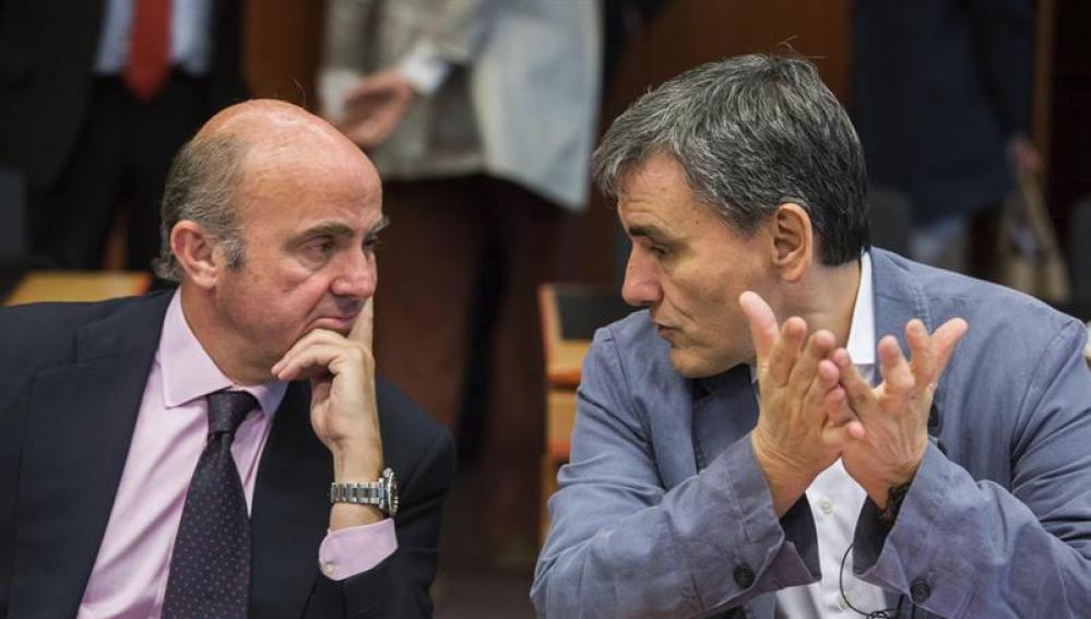 El ministro griego de Finanzas, Euclides Tsakalotos, y el ministro español de Economía, Luis de Guindos 