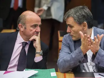 El ministro griego de Finanzas, Euclides Tsakalotos, y el ministro español de Economía, Luis de Guindos El ministro griego de Finanzas, Euclides Tsakalotos, y el ministro español de Economía, Luis de Guindos