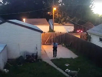 El policía disparando a uno de los perros El policía disparando a uno de los perros