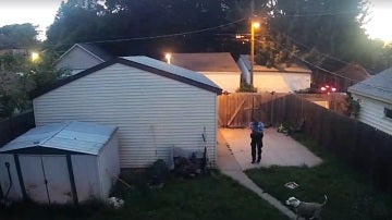 El policía disparando a uno de los perros