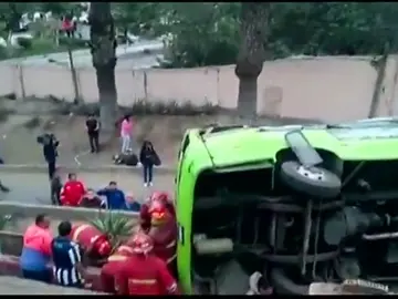 Nueve personas han muerto tras caer un autobús turístico desde 40 metros de altura en Perú Nueve personas han muerto tras caer un autobús turístico desde 40 metros de altura en Perú