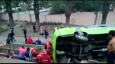 Nueve personas han muerto tras caer un autobús turístico desde 40 metros de altura en Perú