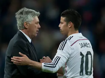 Ancelotti saluda a James Ancelotti saluda a James