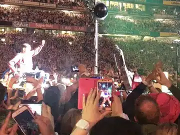 El joven, justo antes de subir al concierto El joven, justo antes de subir al concierto