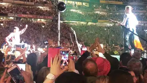 El joven, justo antes de subir al concierto El joven, justo antes de subir al concierto