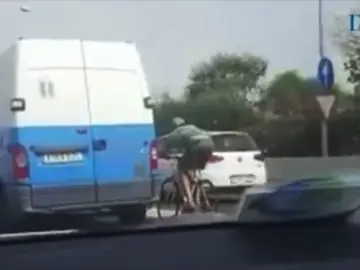 Un ciclista circula, a más de 100 kilómetros por hora, agarrado a una furgoneta Un ciclista circula, a más de 100 kilómetros por hora, agarrado a una furgoneta