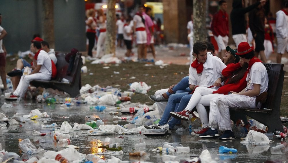 Aspecto que presenta la Plaza del Castillo de Pamplona tras una noche