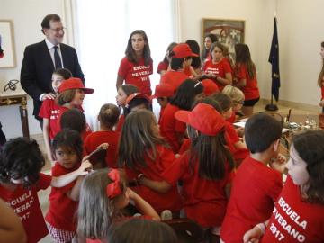 Mariano Rajoy con los niños en la Moncloa