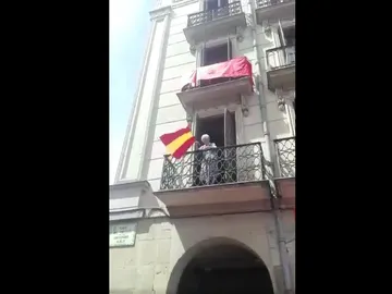 La mujer ondeando la bandera La mujer ondeando la bandera