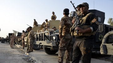 Soldados iraquíes custodian el centro de Mosul 