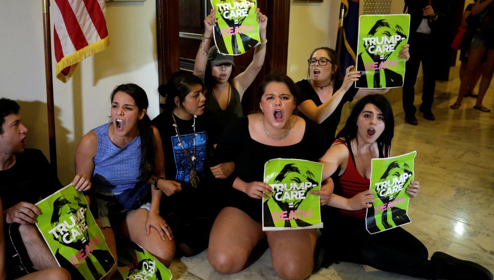 Detenidas 80 personas en una nueva protesta contra el proyecto de ley de Trump para derogar el 'Obamacare'