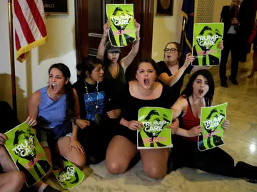 Detenidas 80 personas en una nueva protesta contra el proyecto de ley de Trump para derogar el 'Obamacare' Detenidas 80 personas en una nueva protesta contra el proyecto de ley de Trump para derogar el 'Obamacare'