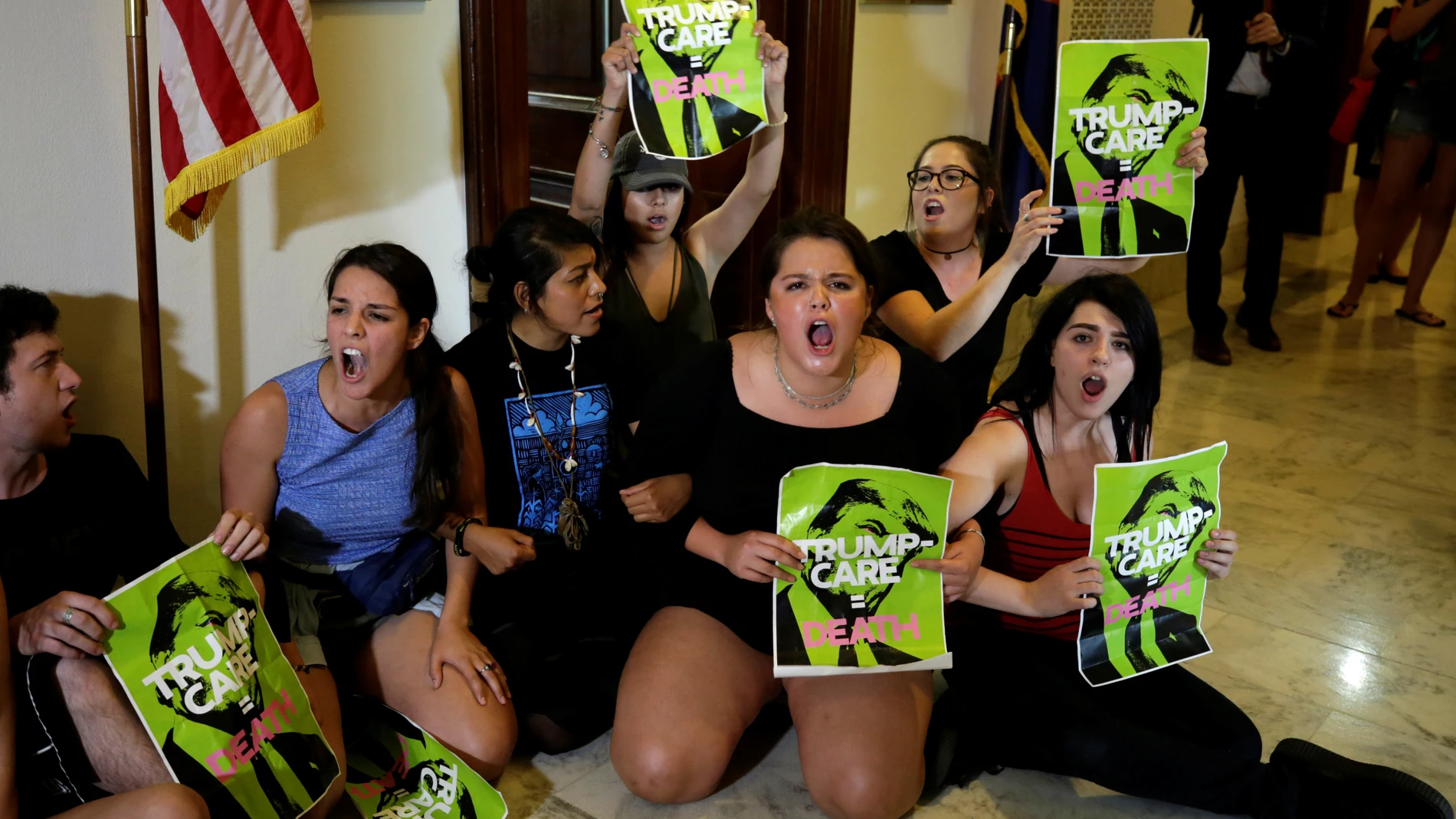 Detenidas 80 personas en una nueva protesta contra el proyecto de ley de Trump para derogar el 'Obamacare' Detenidas 80 personas en una nueva protesta contra el proyecto de ley de Trump para derogar el 'Obamacare'