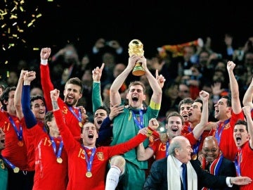 Iker Casillas levanta la Copa del Mundo en Sudáfrica