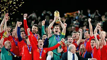 Iker Casillas levanta la Copa del Mundo en Sudáfrica Iker Casillas levanta la Copa del Mundo en Sudáfrica