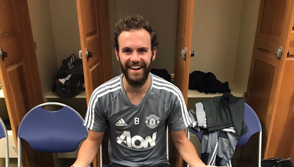 Mata bromea con Lukaku