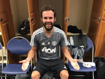 Mata bromea con Lukaku