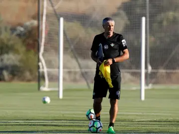Quique Setién, en el entrenamiento del Betis Quique Setién, en el entrenamiento del Betis