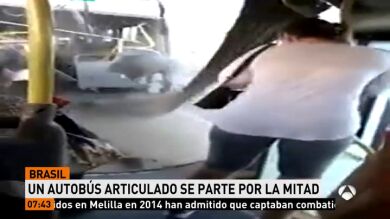 Un autobús se parte por la mitad en marcha en Brasil