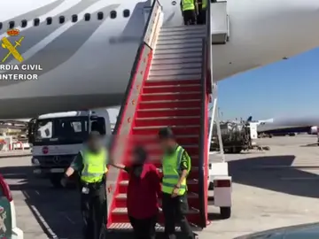 Turquía entrega a España a las viudas de dos yihadistas Turquía entrega a España a las viudas de dos yihadistas