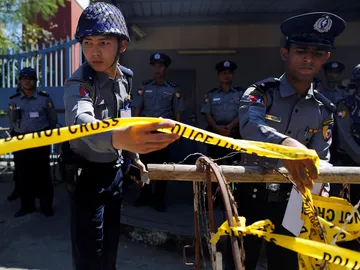 Policías de Tailandia poniendo un cordón policial Policías de Tailandia poniendo un cordón policial
