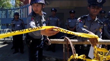 Policías de Tailandia poniendo un cordón policial