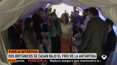Una pareja de investigadores británicos se casa en la Antártida rodeada por sus compañeros de trabajo