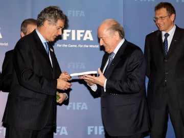 Ángel María Villar junto a Blatter
