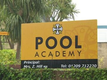 Cartel de Pool Academy, la escuela en la que estudiaba la joven que se suicidó