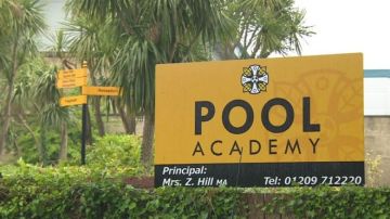 Cartel de Pool Academy, la escuela en la que estudiaba la joven que se suicidó