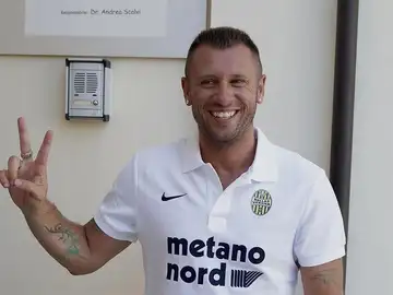 Antonio Cassano, en su presentación como nuevo jugador del Verona. Antonio Cassano, en su presentación como nuevo jugador del Verona.