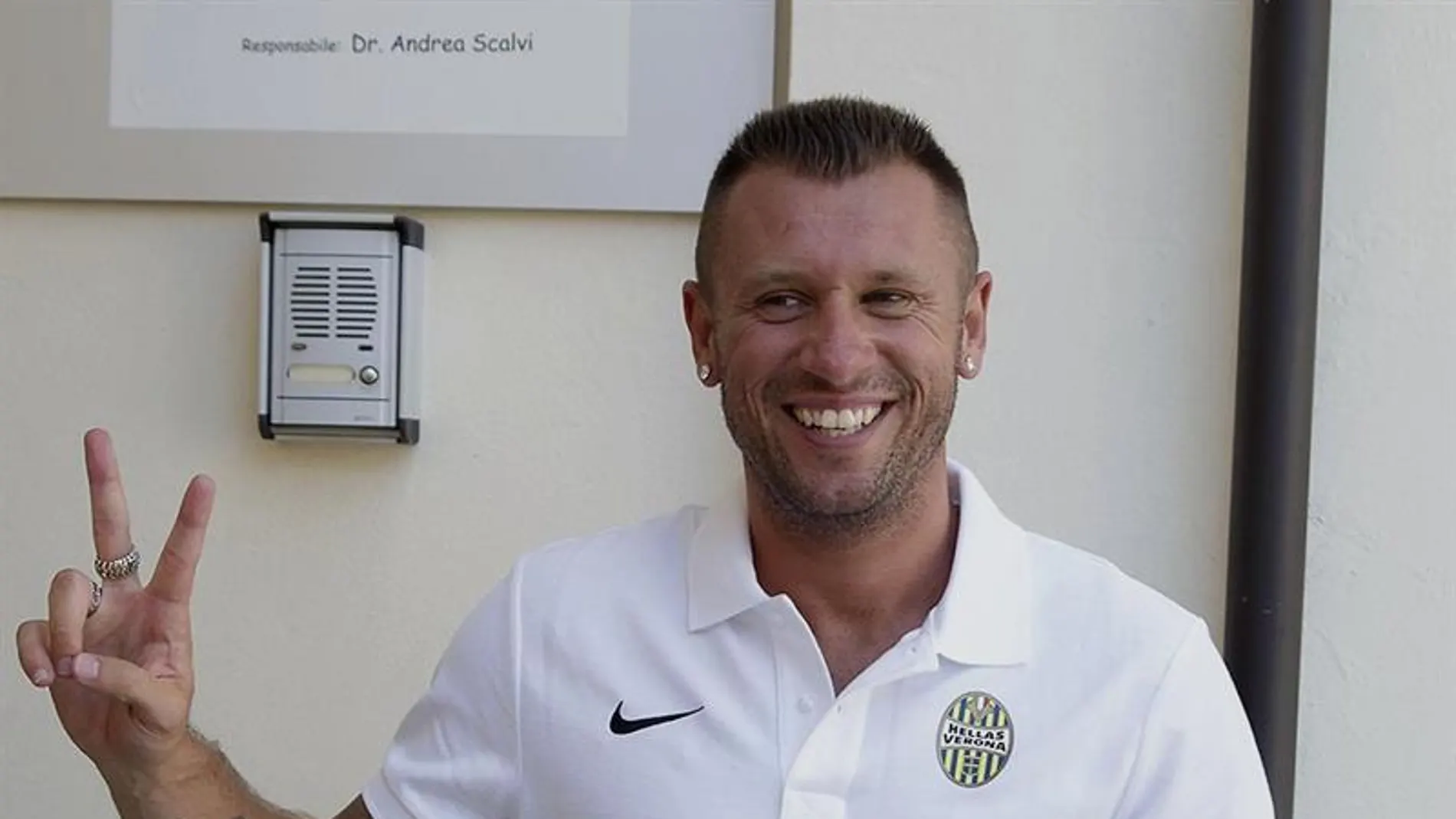 Antonio Cassano, en su presentación como nuevo jugador del Verona. Antonio Cassano, en su presentación como nuevo jugador del Verona.