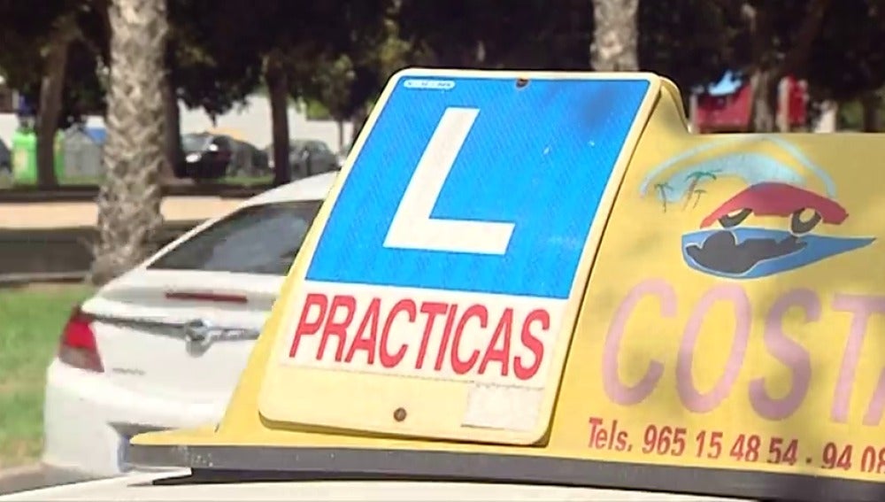Examinadores rechazan con un 98% de votos la propuesta de la DGT, pero aseguran que seguirán negociando