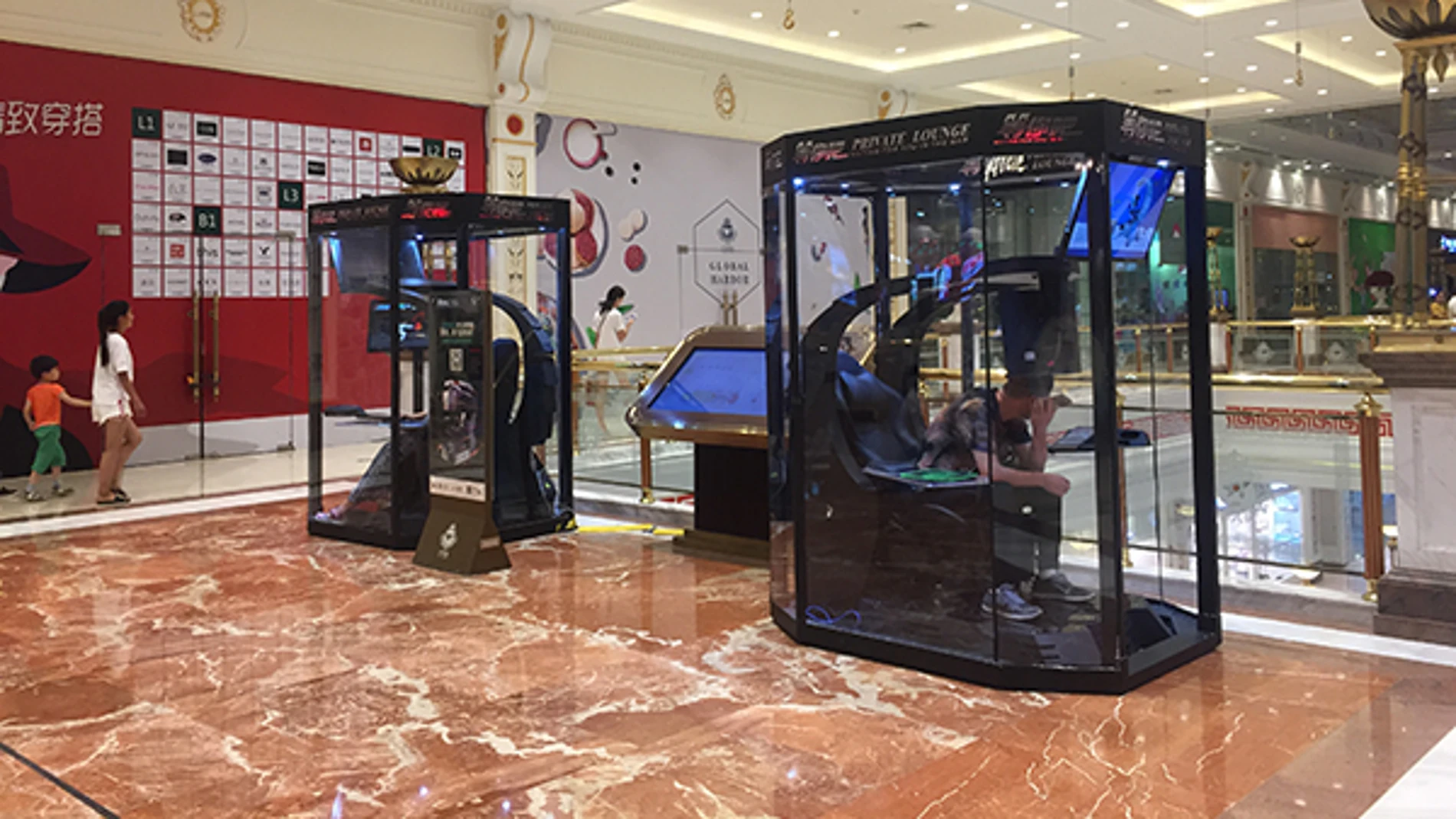 Un hombre en una cápsula de cristal Un hombre en una cápsula de cristal