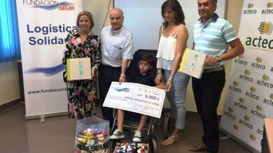 Un niño recibe 6.000 euros para costear un salva escaleras gracias a la recogida de 30 toneladas de tapones