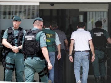 Ángel María Villar accede a la sede de la RFEF acompañado de agentes de la Guardia Civil